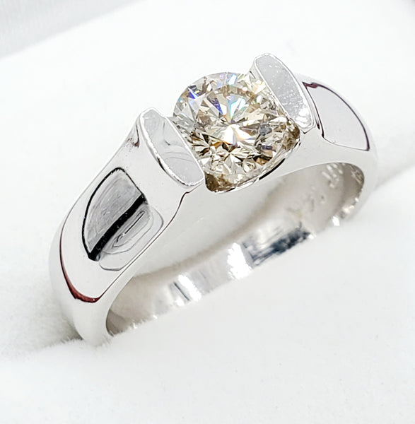 14kt white gold ring with one prong set round brilliant cut diamond 0.72ct