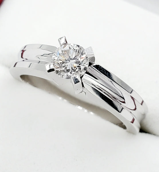 14kt white gold ring with one prong set round brilliant cut diamond 0.45ct